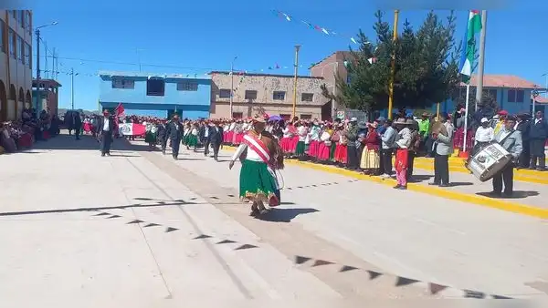 Celebran aniversario de centro poblado de Puno cantando "Esta democracia ya no es democracia"