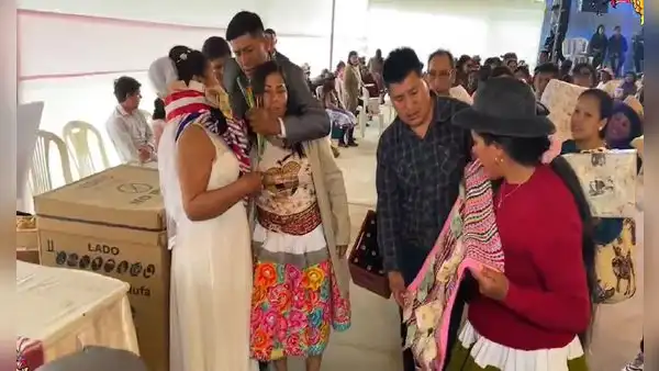 Novia en Huancavelica se amarra alforja en el cuello para recibir dinero de regalo durante su boda
