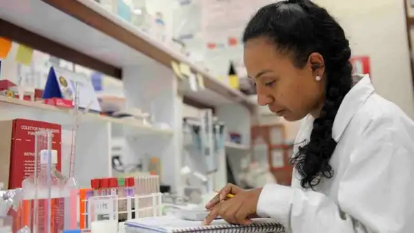 ¿Cuáles son las 10 universidades peruanas que lideran en producción científica, según Ranking SCImago 2023?
