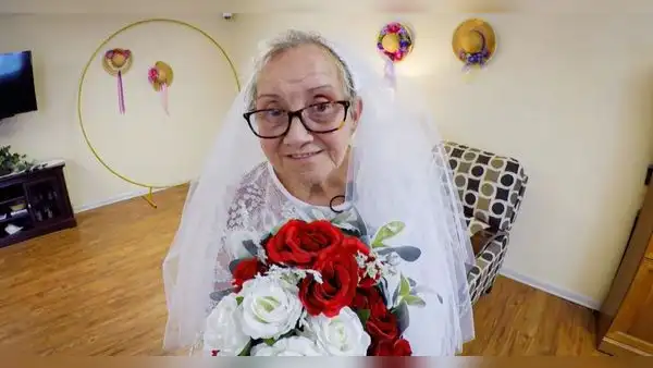 Mujer de 77 años tiene la boda soñada al casarse con ella misma: "Es lo que siempre quise"