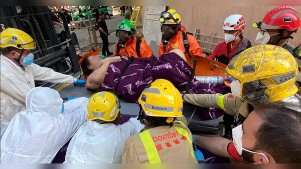 Rescatan a hombre que no salía de su casa desde pandemia y quedó atrapado entre rumas de basura