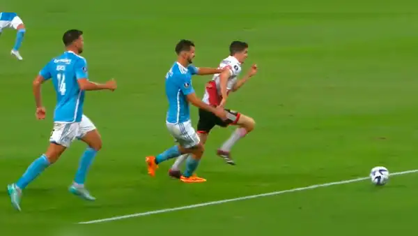 ¿Por qué cobraron penal para River si el jalón inició afuera del área? Esto dice el reglamento