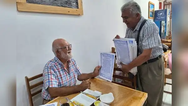 Escritor vende sus poemas en las calles para poder sobrevivir en Trujillo