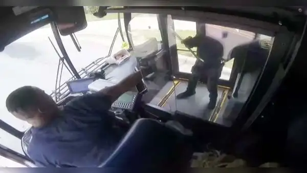 Conductor y pasajero desatan balacera en autobús en movimiento en EE. UU.