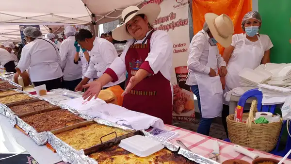 ¡Con 2 toneladas de papa! Así luce el pastel de papa más grande de Arequipa, que ya es viral