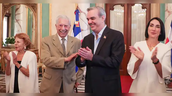 Mario Vargas Llosa recibió la nacionalidad dominicana: "Me siento en casa"
