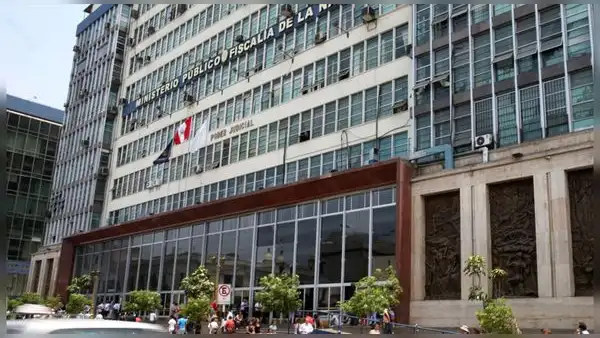 Condenan a trabajador de la fiscalía que grabó a sus compañeras en los servicios higiénicos