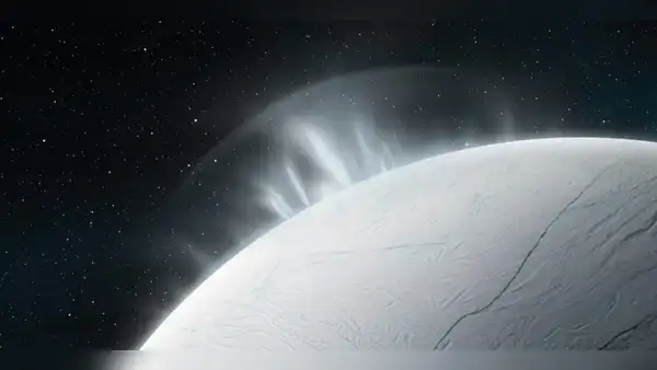 La luna congelada de Saturno erupcionó y expulsó al espacio un chorro de vapor de agua de casi 10.000 km