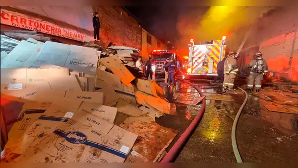 La Victoria: más de 10 unidades de bomberos intentan controlar incendio en almacén de cartones
