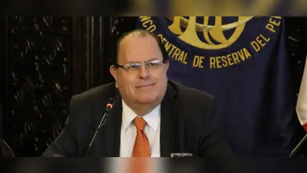 Julio Velarde: "Frente al sueldo promedio de otros países, el sueldo mínimo del Perú es alto"