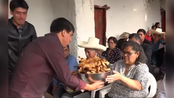 ¡Hasta con 600 cuyes! Así es la tradición de botada de luto para agasajar a padrinos e invitados en Cajamarca