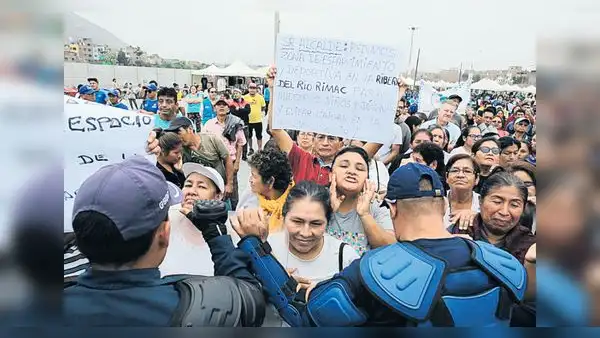 Malestar e improvisación tras reubicación de ambulantes