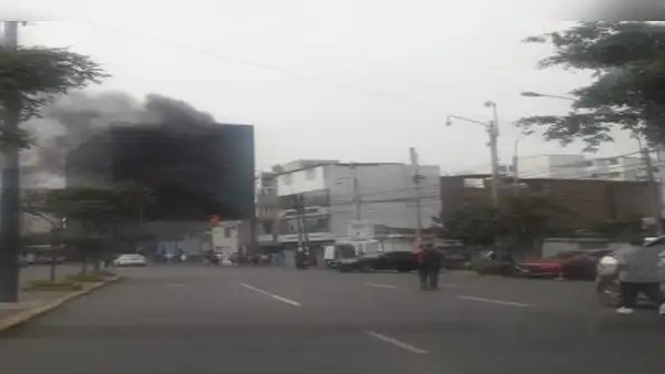 Jesús María: incendio de grandes proporciones se registra frente al hospital Rebagliati