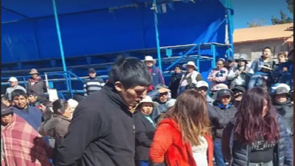 Vecinos capturan y golpean desnudos a delincuentes en Puno