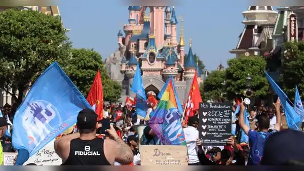 Disneyland París: empleados del parque tomaron uno de los castillos para pedir aumento salarial