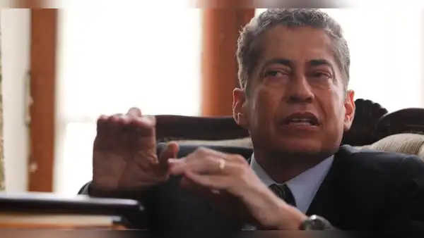 Juez prohíbe a Eloy Espinosa-Saldaña ejercer violencia económica o patrimonial contra su esposa