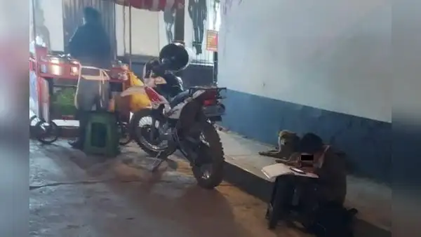 “Ejemplo a seguir”: niño conmueve al estudiar en la calle mientras su madre se gana la vida