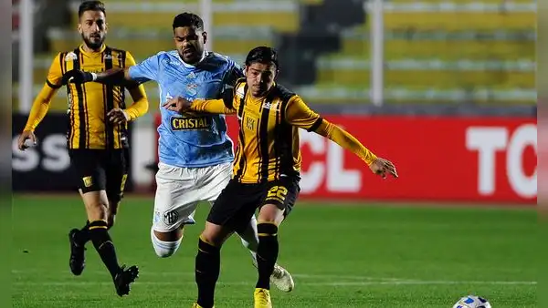 ¡Heroico! Cristal venció 2-1 a The Strongest en La Paz con 10 jugadores por Copa Libertadores