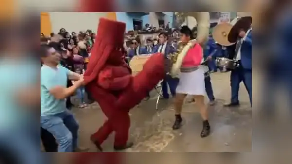 Hombre se disfraza de huaco erótico y pone a bailar a todos en fiesta patronal en La Libertad