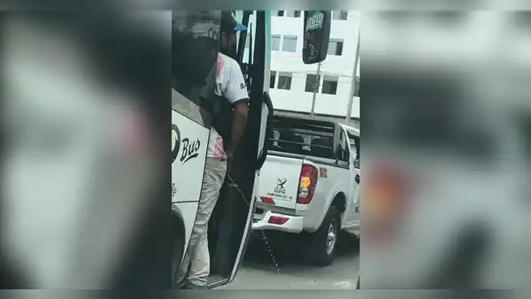 ¡No aguantó! Cobrador de bus con pasajeros es captado miccionando desde puerta de vehículo en Trujillo
