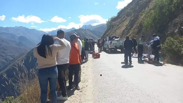 Al menos 5 músicos mueren en volcadura de combi a profundo abismo en Áncash