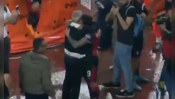 Como un padre a su hijo: el fraterno abrazo de Lapadula y Ranieri tras el ascenso a la Serie A
