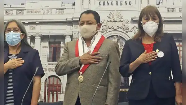 Congresista Segundo Quiroz pidió nueva medalla de parlamentario porque la original "se ensucia"
