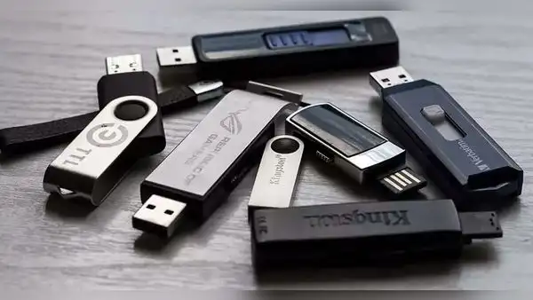 ¿Cuánto espacio de almacenamiento tenía el primer USB de la historia y cuál fue su precio?