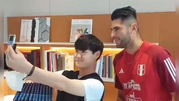 Carlos Zambrano es sorprendido por hinchas coreanos, quienes le piden autógrafos y fotos