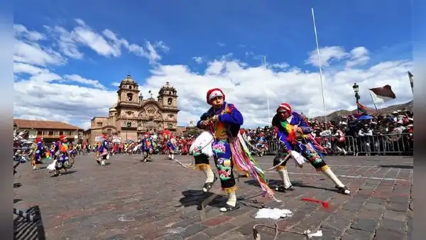 Escolares rinden homenaje a Cusco con danzas típicas en su mes jubilar