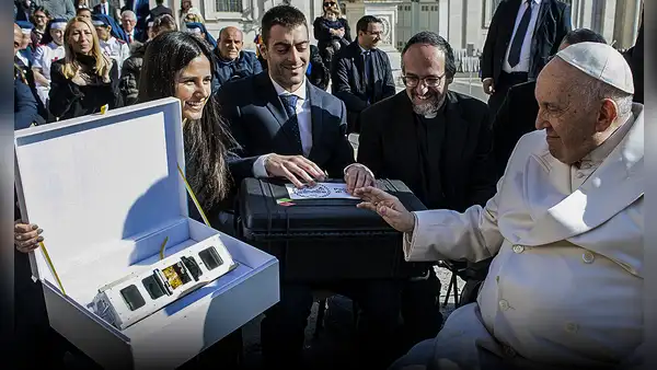¿Qué dice el mensaje del papa Francisco enviado en un satélite al espacio?