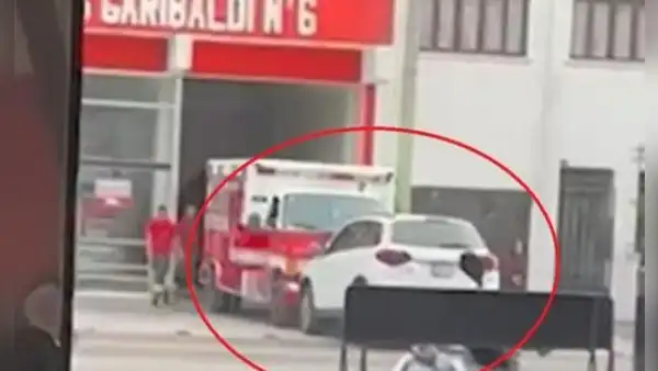 Chorrillos: camioneta se estaciona en compañía de bomberos y ellos la empujan para poder salir