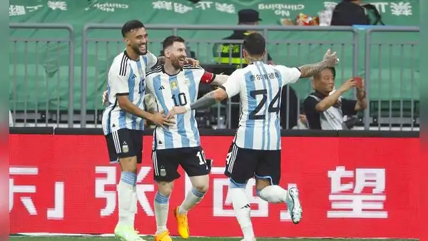 Argentina derrotó 2-0 a Australia con golazo de Lionel Messi y Germán Pezella