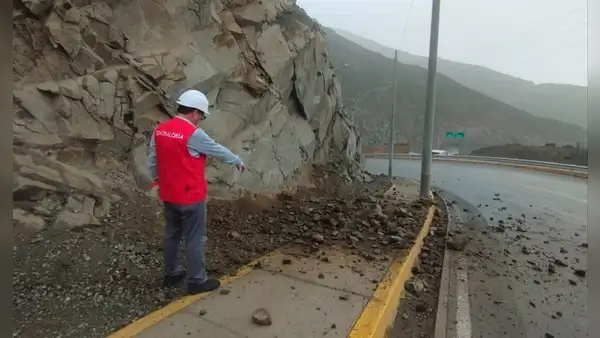 Pasamayito: caída de grandes rocas pone en peligro a transeúntes y vehículos, advierte Contraloría