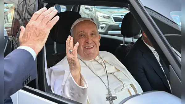 “Estoy todavía vivo”: papa Francisco fue dado de alta 9 días después de una operación de abdomen
