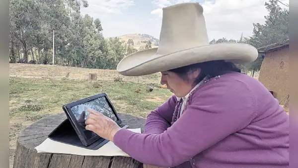 Mujeres que no saben leer ni escribir aprenden a través de Tablet en Cusco