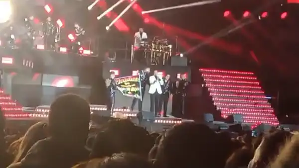 Grupo 5 en Arequipa: fanática de Christian Yaipén le llevó curiosa pancarta al concierto; ¿qué decía?