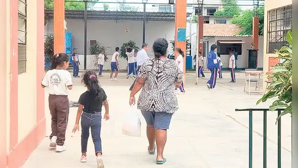 Escolares de Piura vuelven a aulas pese a alerta de dengue
