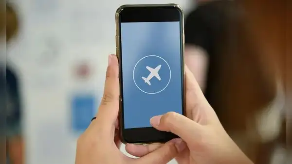¿Qué pasa si enciendo mis datos en mi celular durante un vuelo?