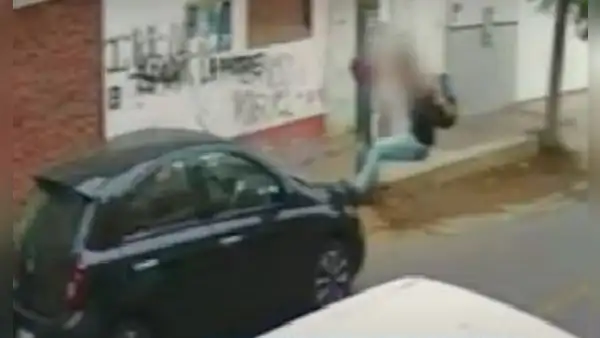 Comas: liberan a joven que padecería de problemas mentales y destrozó vehículos de sus vecinos