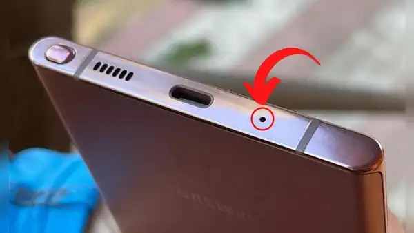 ¿Qué es el pequeño agujero que está ubicado en la parte baja de mi teléfono móvil?
