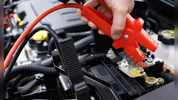 ¿Qué daños podría causar pasar corriente de batería de un carro a otro?