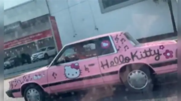 Joven mexicano maneja auto con diseño de Hello Kitty y redes estallan: "Fino"