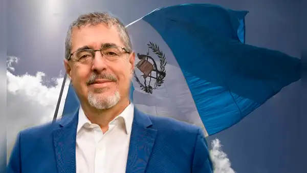 Bernardo Arévalo, el candidato sorpresa que podría ser presidente de Guatemala, pide “no cantar victoria”