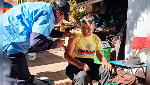 Vacunan contra la poliomielitis y sarampión en Puno