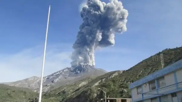 Volcán Ubinas empezó a expulsar gases tóxicos y se alista el traslado de ciudadanos afectados