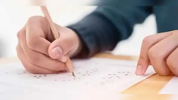 ¿Cuáles son los requisitos mínimos para obtener el bachiller automático en el Perú?