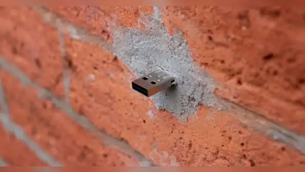 ¿Por qué hay memorias USB incrustadas en la calle y qué archivos tienen en su interior?