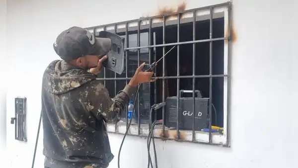Chorrillos: cámaras de seguridad captaron a ladrones rompiendo una reja para robar una casa