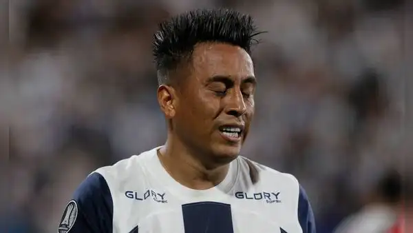 Hinchas de Alianza Lima arremeten contra Cueva tras quedar fuera de la Libertadores